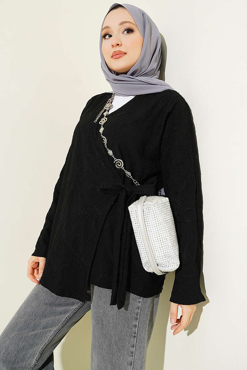 https://cdn.pazarium.com.tr/cicek-islemeli-baglamali-kimono-siyah-793696-19-B.jpg