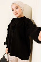 https://cdn.pazarium.com.tr/cicek-islemeli-triko-kazak-siyah-688705-16-B.jpg