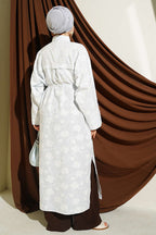 https://cdn.pazarium.com.tr/cicek-kabartmali-ip-kusakli-uzun-tunik-mavi-813193-20-B.jpg