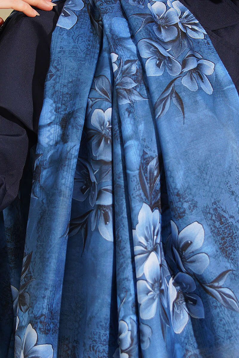 https://cdn.pazarium.com.tr/cicek-motif-detayli-sal-lacivert-826659-20-B.jpg