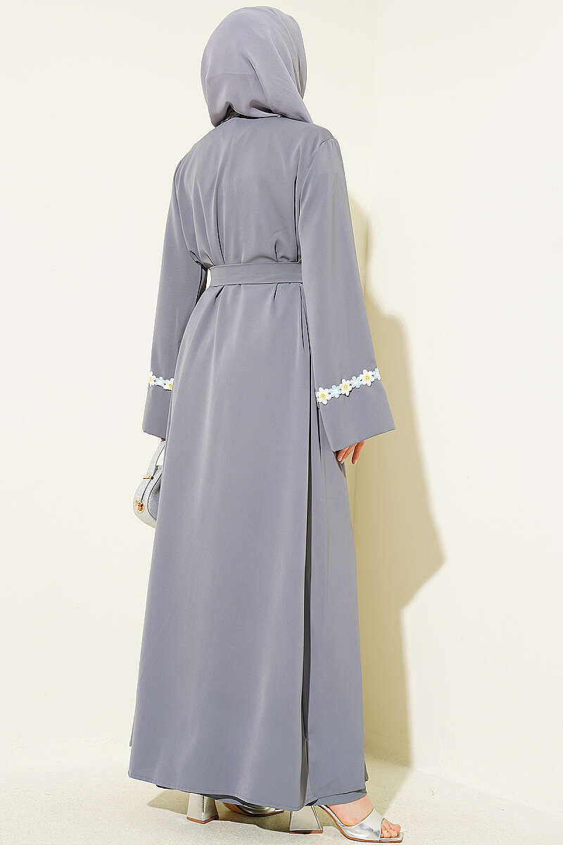 Çiçek Motifli Kuşaklı Abaya Gri