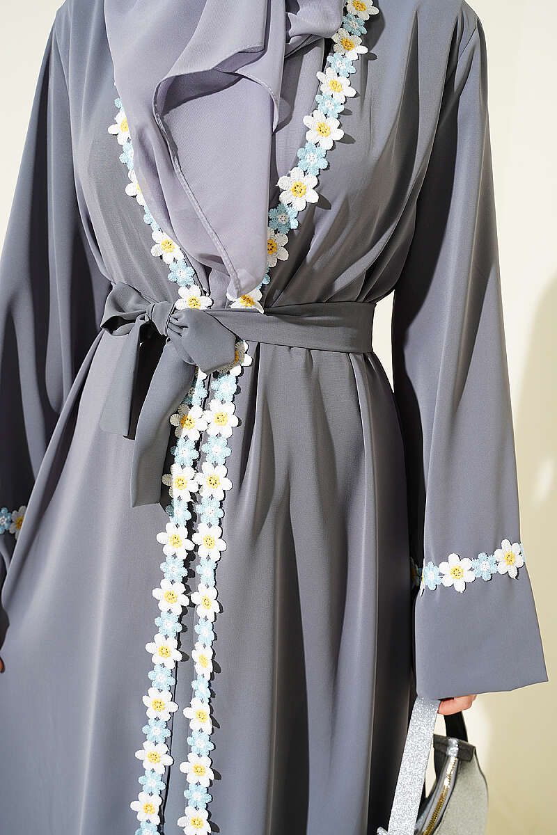 Çiçek Motifli Kuşaklı Abaya Gri