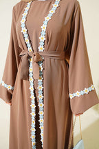 Çiçek Motifli Kuşaklı Abaya