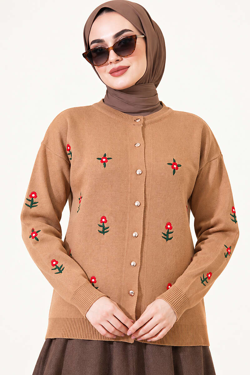 https://cdn.pazarium.com.tr/cicek-nakis-detayli-triko-hirka-latte-827231-20-B.jpg