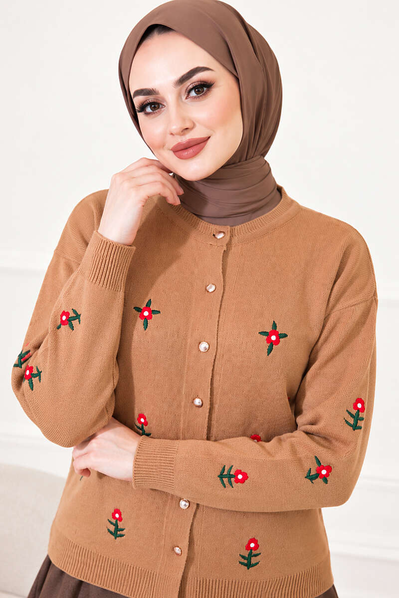 https://cdn.pazarium.com.tr/cicek-nakis-detayli-triko-hirka-latte-827232-20-B.jpg