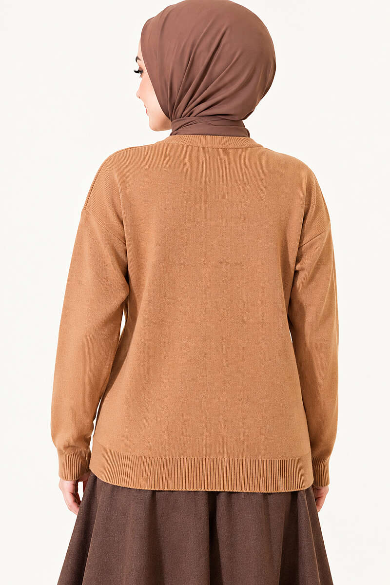 https://cdn.pazarium.com.tr/cicek-nakis-detayli-triko-hirka-latte-827234-20-B.jpg