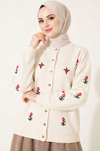 https://cdn.pazarium.com.tr/cicek-nakis-detayli-triko-hirka-tas-827238-20-B.jpg
