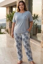 https://cdn.pazarium.com.tr/cicek-nakis-kisa-kol-buyuk-beden-pijama-takimi-buz-mavisi-788269-19-B.jpg