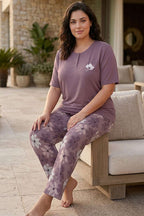 https://cdn.pazarium.com.tr/cicek-nakis-kisa-kol-buyuk-beden-pijama-takimi-leylak-788268-19-B.jpg