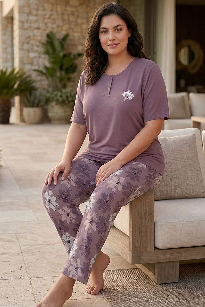 https://cdn.pazarium.com.tr/cicek-nakis-kisa-kol-buyuk-beden-pijama-takimi-leylak-788268-19-B.jpg