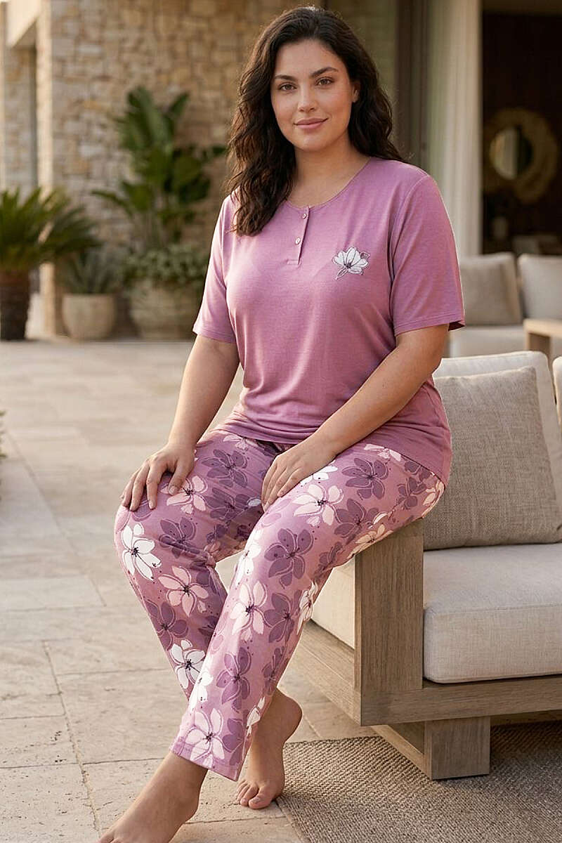 https://cdn.pazarium.com.tr/cicek-nakis-kisa-kol-buyuk-beden-pijama-takimi-pudra-788267-19-B.jpg