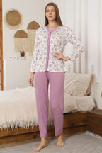 https://cdn.pazarium.com.tr/cicek-nakisli-dugmeli-pijama-takimi-lila-746091-18-B.jpg