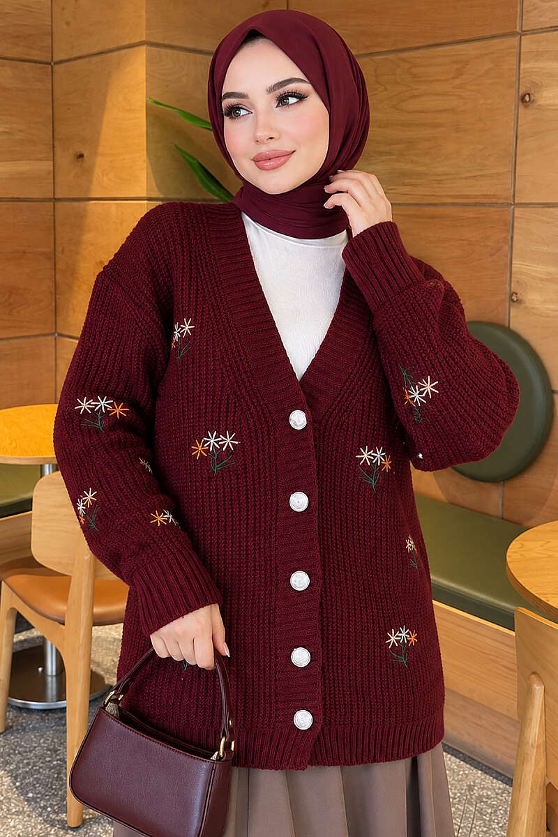 https://www.pazarium.com.tr/cicek-nakisli-dugmeli-triko-hirka-bordo-832384-20-B.jpg