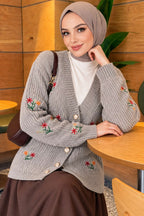 https://www.pazarium.com.tr/cicek-nakisli-dugmeli-triko-hirka-gri-832139-20-B.jpg