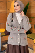 https://www.pazarium.com.tr/cicek-nakisli-dugmeli-triko-hirka-gri-832141-20-B.jpg