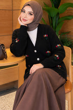 https://www.pazarium.com.tr/cicek-nakisli-dugmeli-triko-hirka-siyah-832151-20-B.jpg