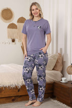 https://cdn.pazarium.com.tr/cicek-nakisli-kisa-kol-pijama-takimi-lila-745850-18-B.jpg