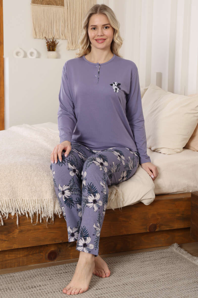 https://cdn.pazarium.com.tr/cicek-nakisli-uzun-kol-pijama-takimi-lila-745888-18-B.jpg