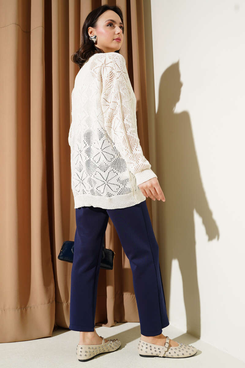 Çiçek Örgülü Düğmeli Triko Hırka