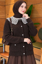 https://cdn.pazarium.com.tr/cift-cepli-dantel-yaka-triko-hirka-kahve-834288-20-B.jpg
