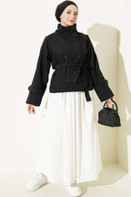 https://cdn.pazarium.com.tr/cift-dugmeli-kusakli-kisa-trenckot-siyah-821407-20-B.jpg