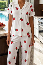 https://cdn.pazarium.com.tr/cilek-desenli-kisa-kol-dugmeli-pijama-takim-kirmizi-787661-19-B.jpg