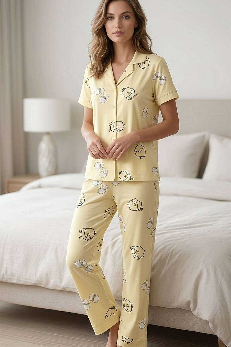 https://cdn.pazarium.com.tr/civciv-baskili-gomlek-yaka-kisa-kol-pijama-takimi-sari-769142-18-B.jpg