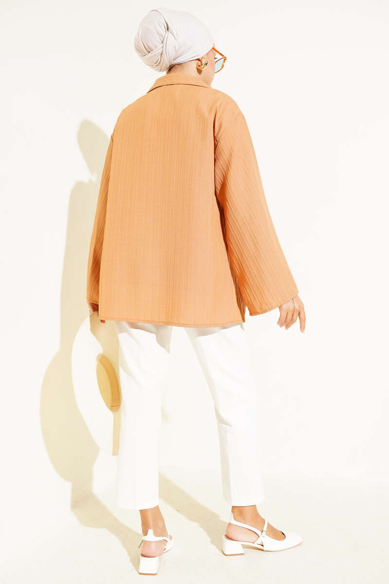 https://cdn.pazarium.com.tr/cizgi-kabartmali-onden-baglamali-kimono-latte-644333-15-B.jpg