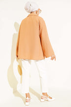 https://cdn.pazarium.com.tr/cizgi-kabartmali-onden-baglamali-kimono-latte-644333-15-B.jpg