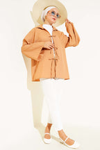 https://cdn.pazarium.com.tr/cizgi-kabartmali-onden-baglamali-kimono-latte-644334-15-B.jpg