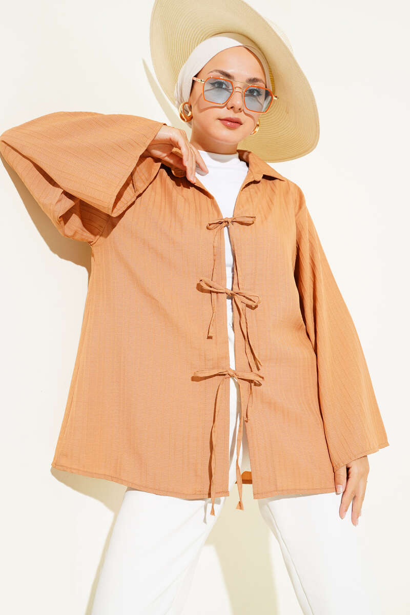 https://cdn.pazarium.com.tr/cizgi-kabartmali-onden-baglamali-kimono-latte-644335-15-B.jpg