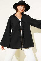 https://cdn.pazarium.com.tr/cizgi-kabartmali-onden-baglamali-kimono-siyah-644246-15-B.jpg