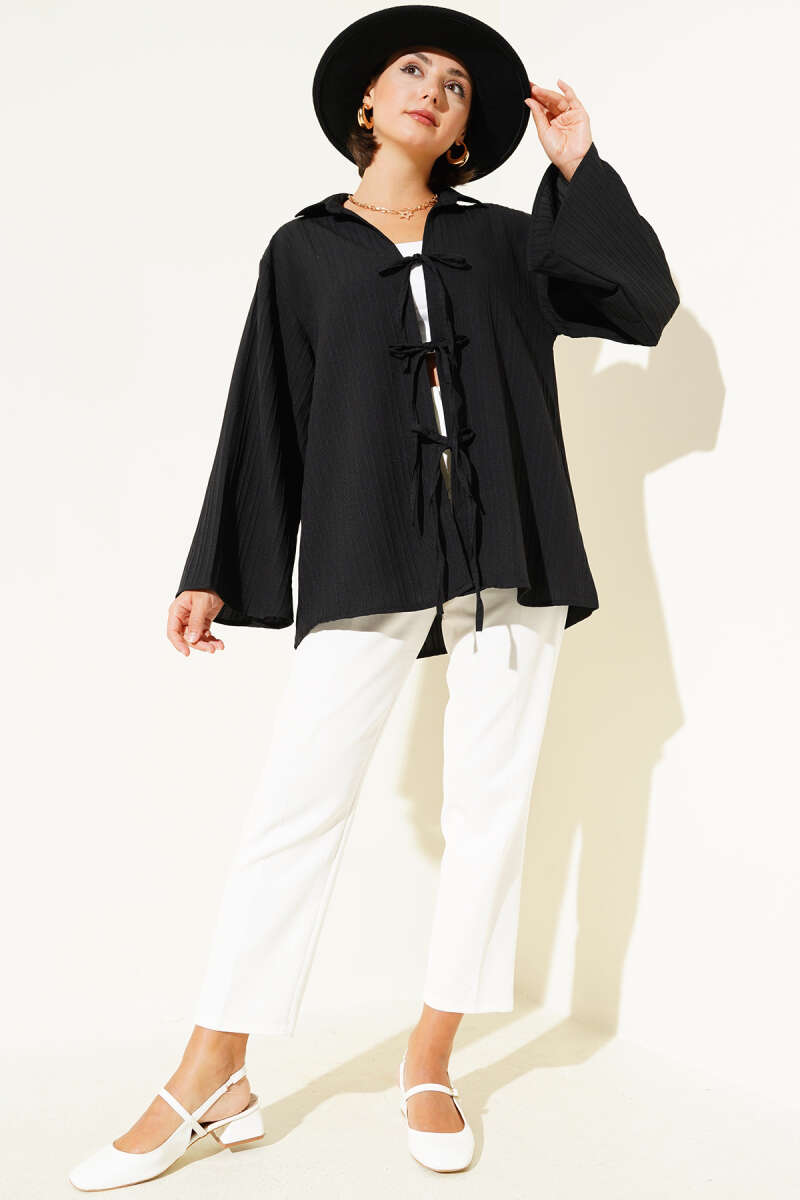 https://cdn.pazarium.com.tr/cizgi-kabartmali-onden-baglamali-kimono-siyah-644247-15-B.jpg