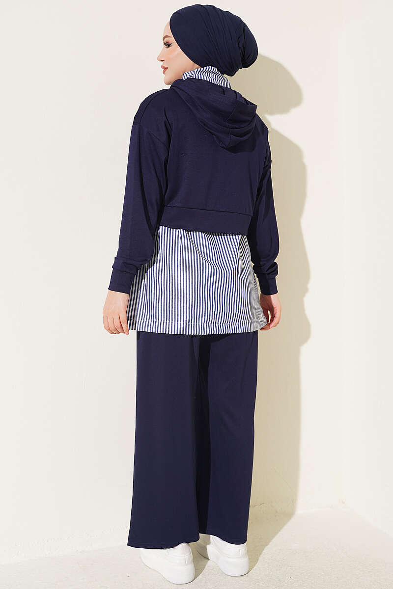 https://cdn.pazarium.com.tr/cizgili-garnili-kapusonlu-uclu-takim-lacivert-833558-20-B.jpg
