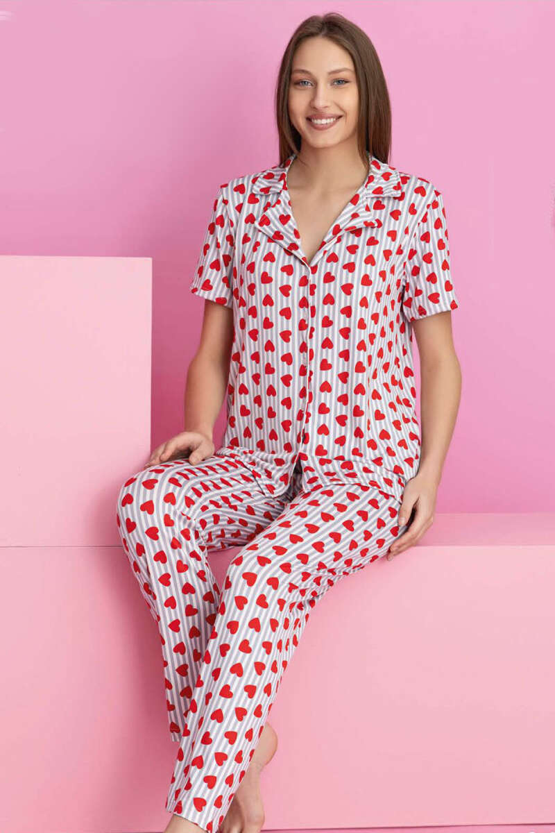 https://cdn.pazarium.com.tr/cizgili-kalp-detayli-kisa-kol-dugmeli-pijama-takimi-gri-622123-14-B.jpg