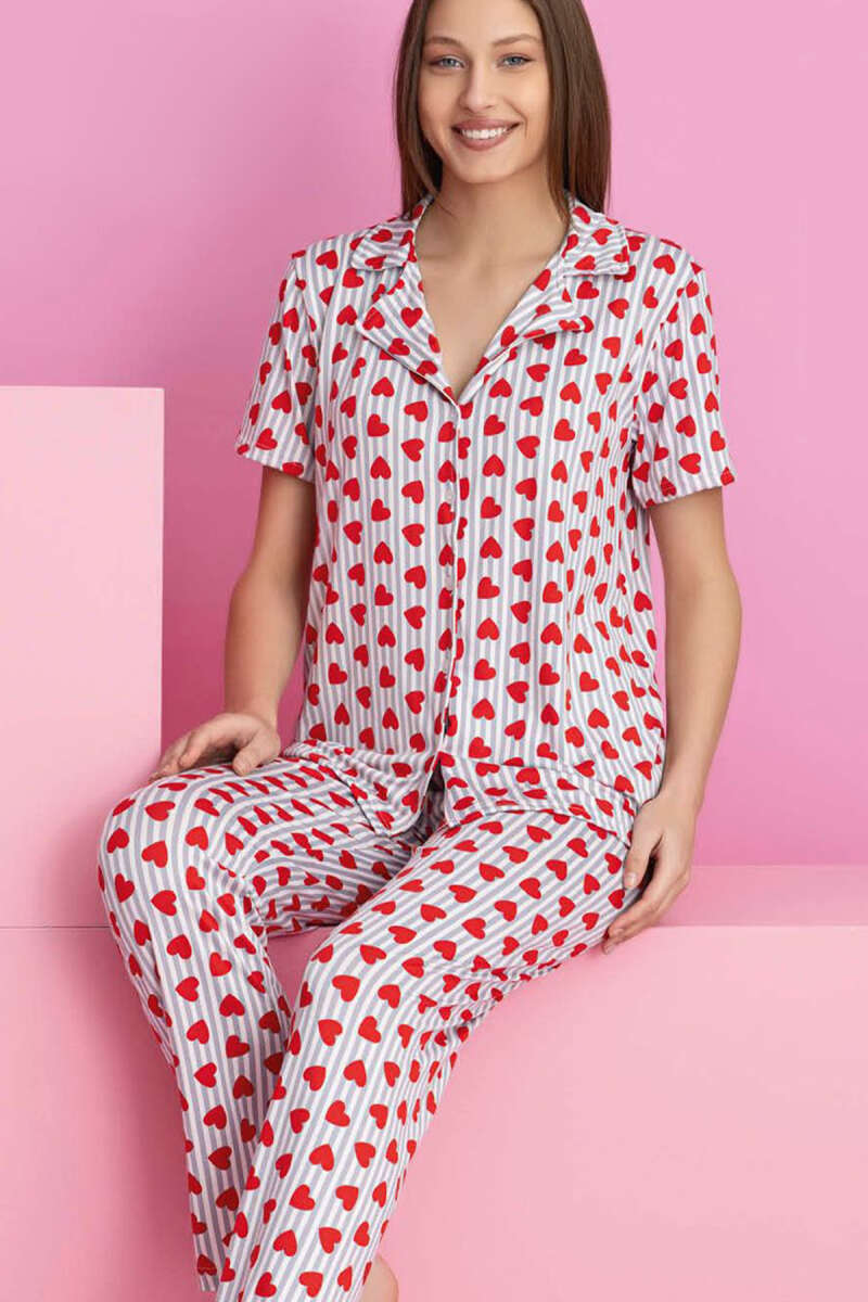 https://cdn.pazarium.com.tr/cizgili-kalp-detayli-kisa-kol-dugmeli-pijama-takimi-gri-622124-14-B.jpg