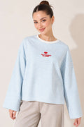 https://cdn.pazarium.com.tr/cizgili-onu-nakisli-sweatshirt-mavi-842329-20-B.jpg