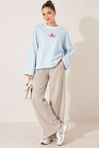https://cdn.pazarium.com.tr/cizgili-onu-nakisli-sweatshirt-mavi-842330-20-B.jpg
