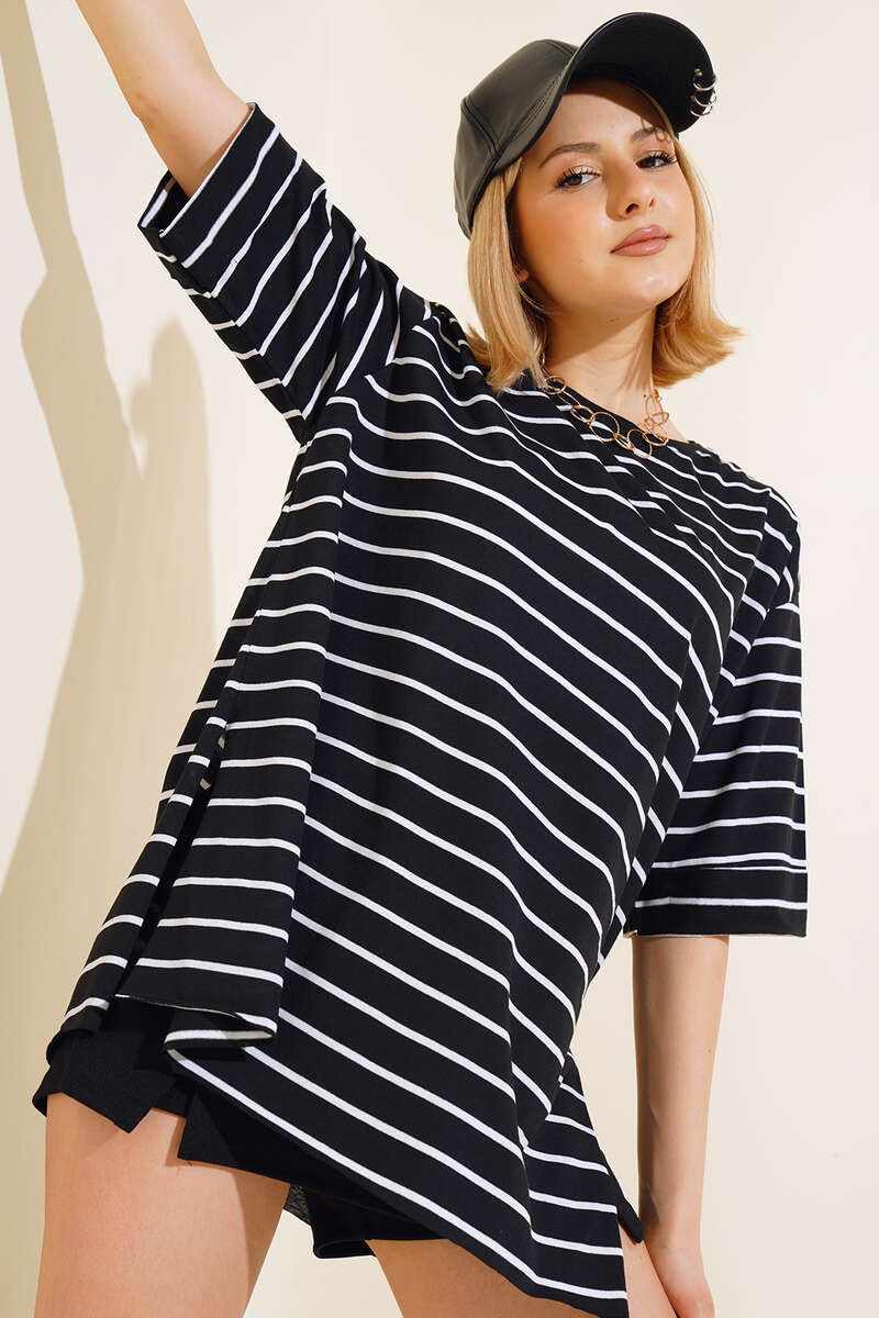 https://cdn.pazarium.com.tr/cizgili-siyah-tshirt-469933-70-B.jpg