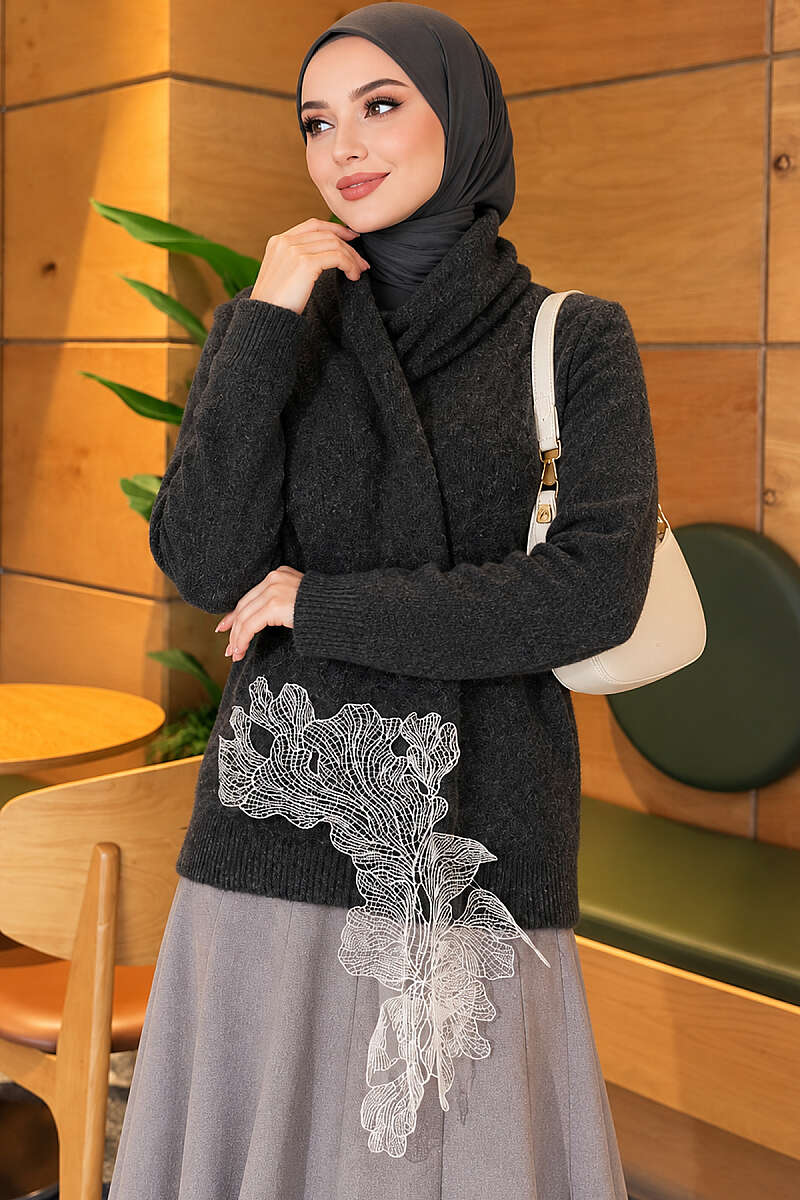 https://cdn.pazarium.com.tr/dantel-detayli-atkili-triko-kazak-fume-840603-20-B.jpg