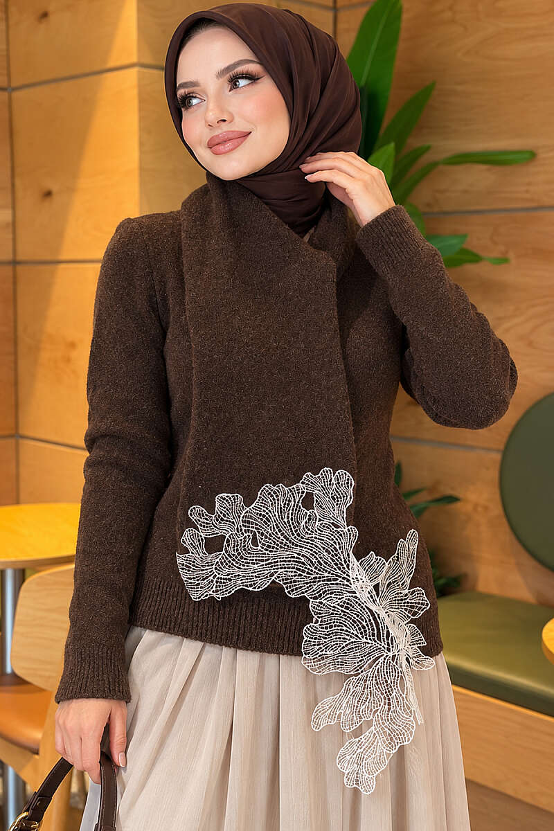 https://cdn.pazarium.com.tr/dantel-detayli-atkili-triko-kazak-kahve-840593-20-B.jpg