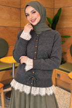 https://cdn.pazarium.com.tr/dantel-detayli-bagcikli-triko-hirka-fume-834741-20-B.jpg