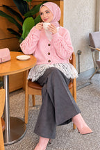 https://www.pazarium.com.tr/dantel-detayli-kollari-buzgulu-triko-hirka-pembe-830998-20-B.jpg
