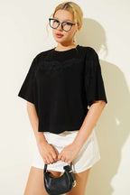 https://cdn.pazarium.com.tr/dantel-detayli-loysa-t-shirt-siyah-790055-19-B.jpg
