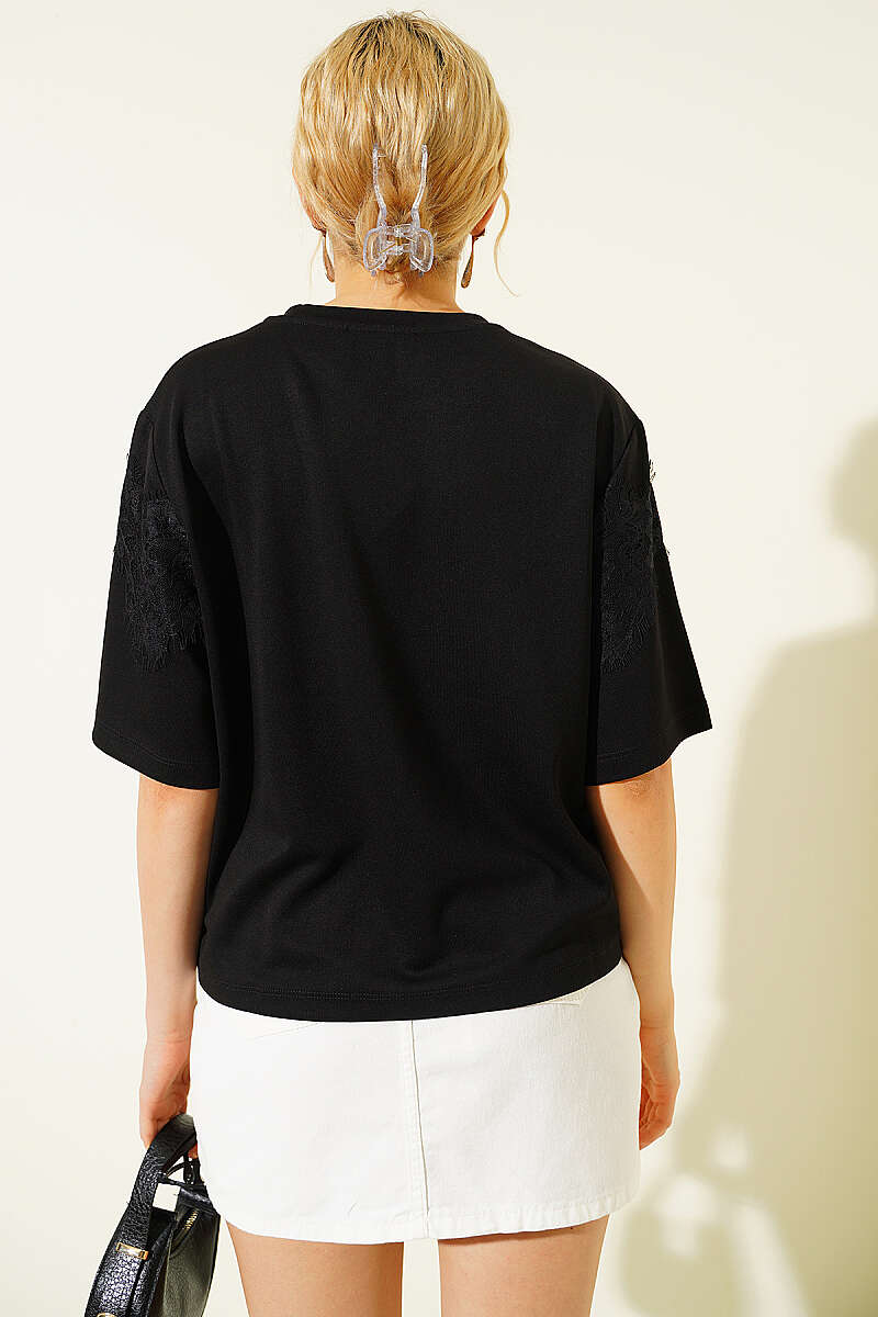 https://cdn.pazarium.com.tr/dantel-detayli-loysa-t-shirt-siyah-790056-19-B.jpg