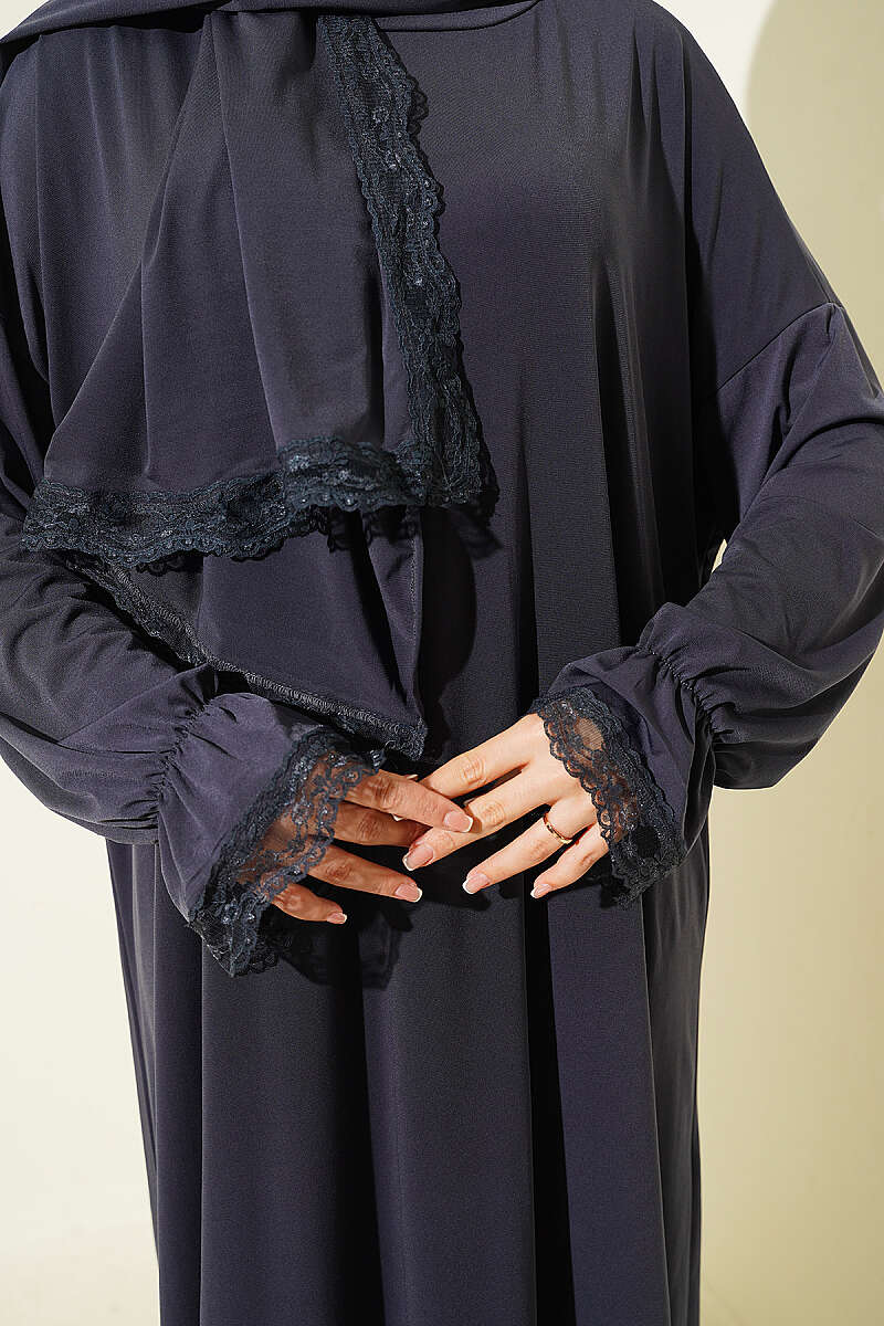 https://cdn.pazarium.com.tr/dantel-detayli-salli-namaz-elbisesi-fume-796705-19-B.jpg