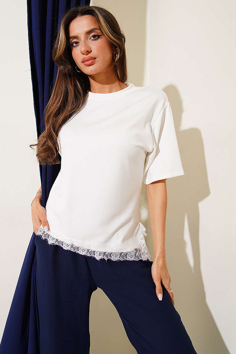 Dantel Detaylı Yan Yırtmaçlı T-shirt