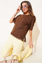 https://cdn.pazarium.com.tr/dantel-detayli-yan-yirtmacli-t-shirt-kahve-783543-19-B.jpg