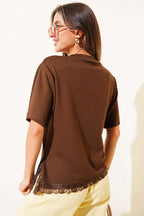 https://cdn.pazarium.com.tr/dantel-detayli-yan-yirtmacli-t-shirt-kahve-783545-19-B.jpg