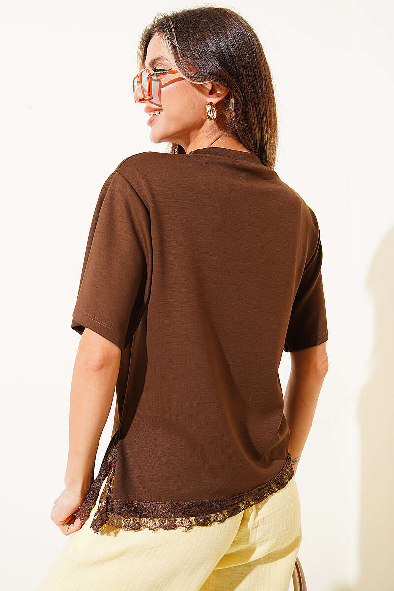 https://cdn.pazarium.com.tr/dantel-detayli-yan-yirtmacli-t-shirt-kahve-783545-19-B.jpg
